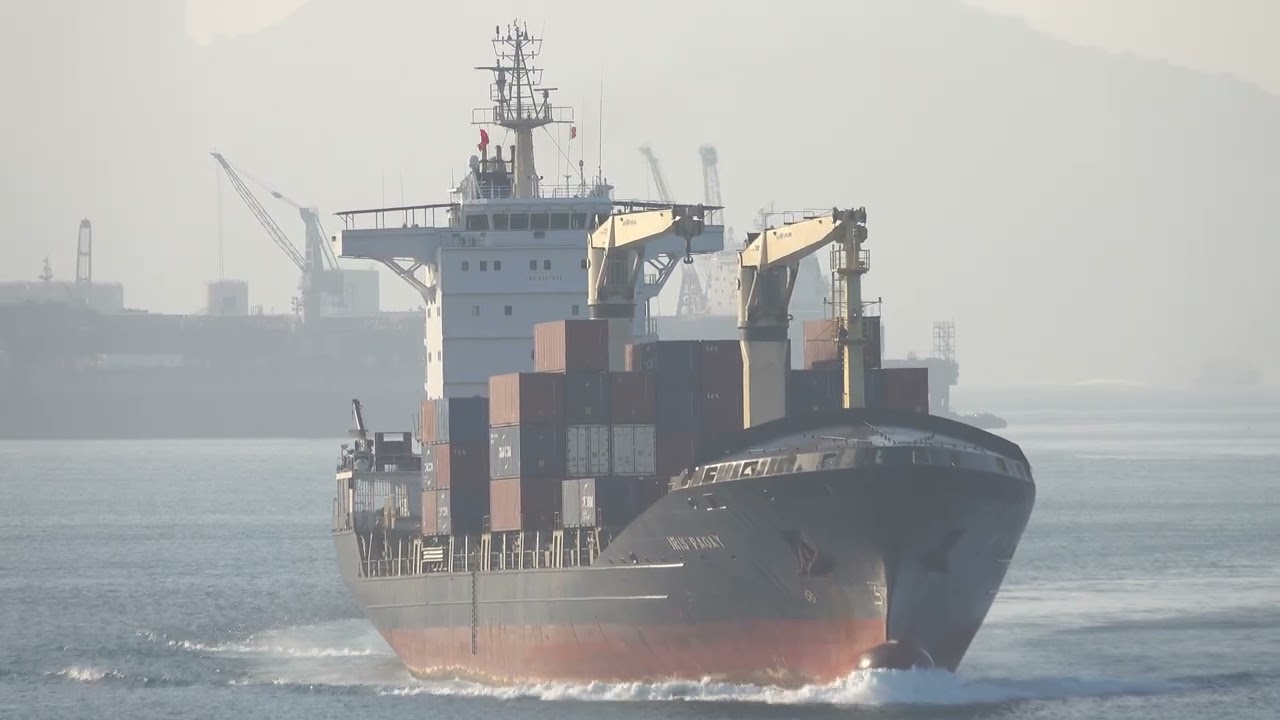 Container Ship《IRIS PAOAY》Crossing the Tsing Ma Bridge in HK 20260315_C0003