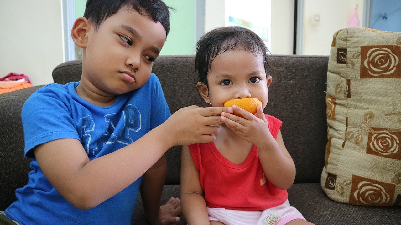 NATASHA REBUTAN JERUK SUNKIST SAMA ABANG WILLIAM - BELAJAR MENGALAH & BERBAGI MAKANAN