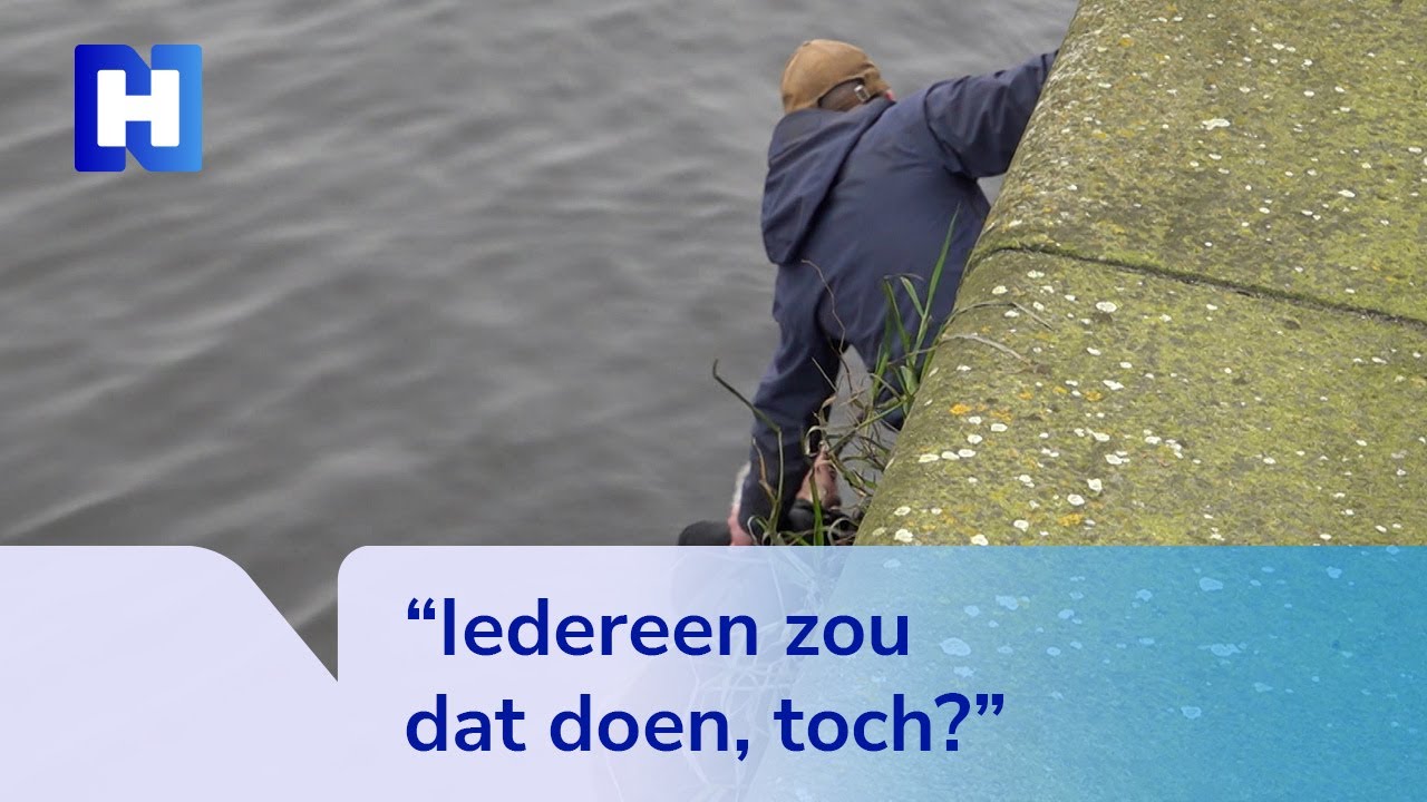 Reddingsactie Amsterdam Centraal: omwonende houdt hoofd van drenkeling boven water