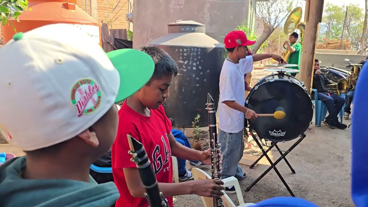 Niño Clarinetista de apenas 11 años ya es todo un profesional con la banda del pueblo