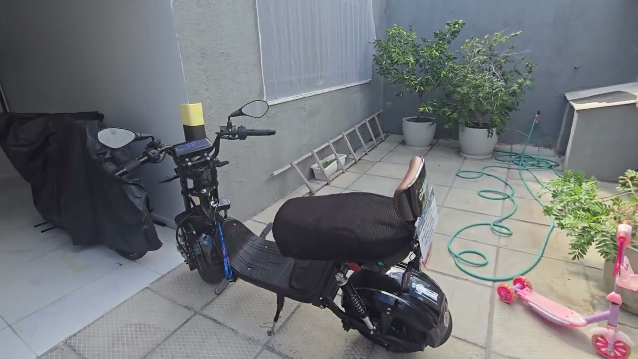 Modifiquei minha X12 (scooter elétrica).Mostrando a pintura fosca das rodas e farol. 