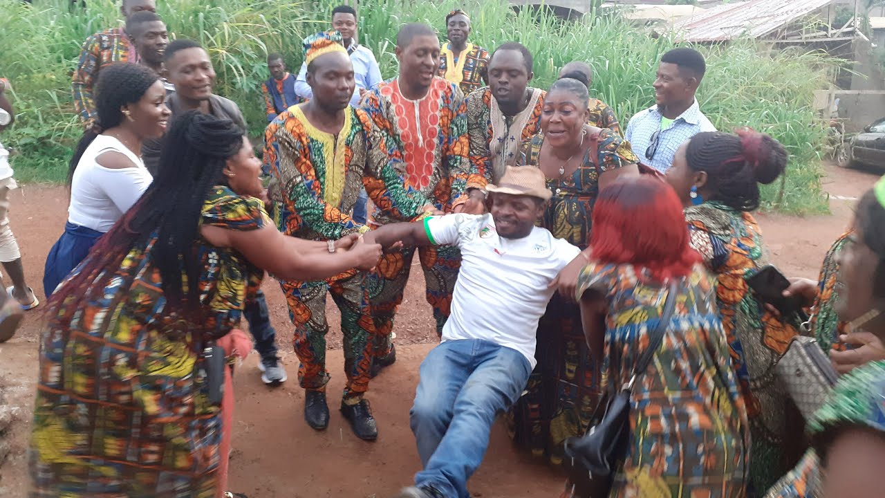 Cérémonie de Voir Bébé chez les Bamendjou au Cameroun