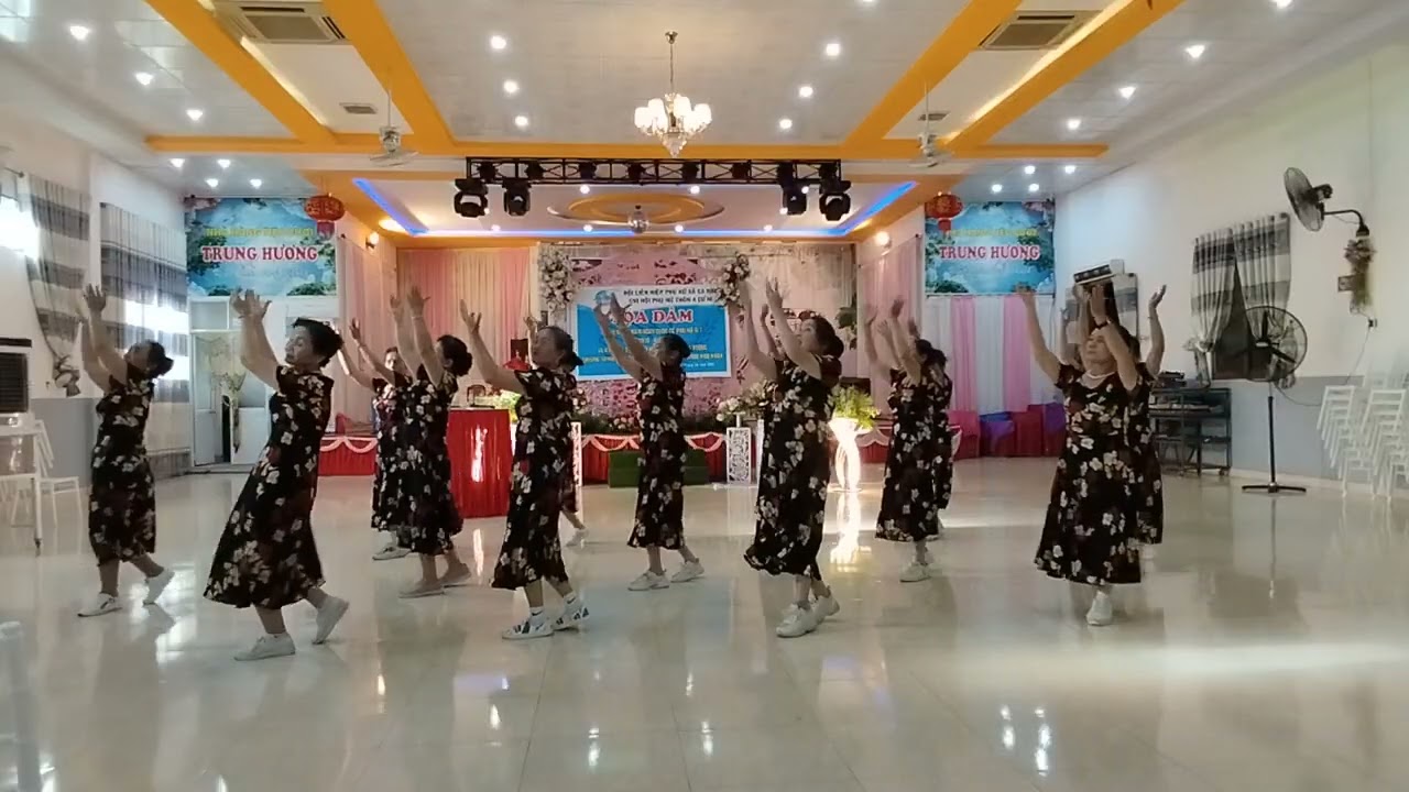 Chiều lên Bản thượng - CLB Mùa Vàng thôn 4 Cư Ni, Giao lưu với phụ nữ thôn 4 Cư Ni xã Ea Kar 8-3