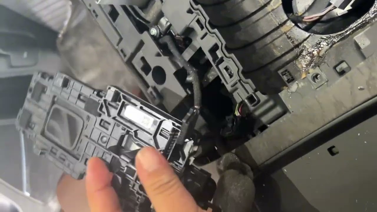 Audi Q8 2022 console remove