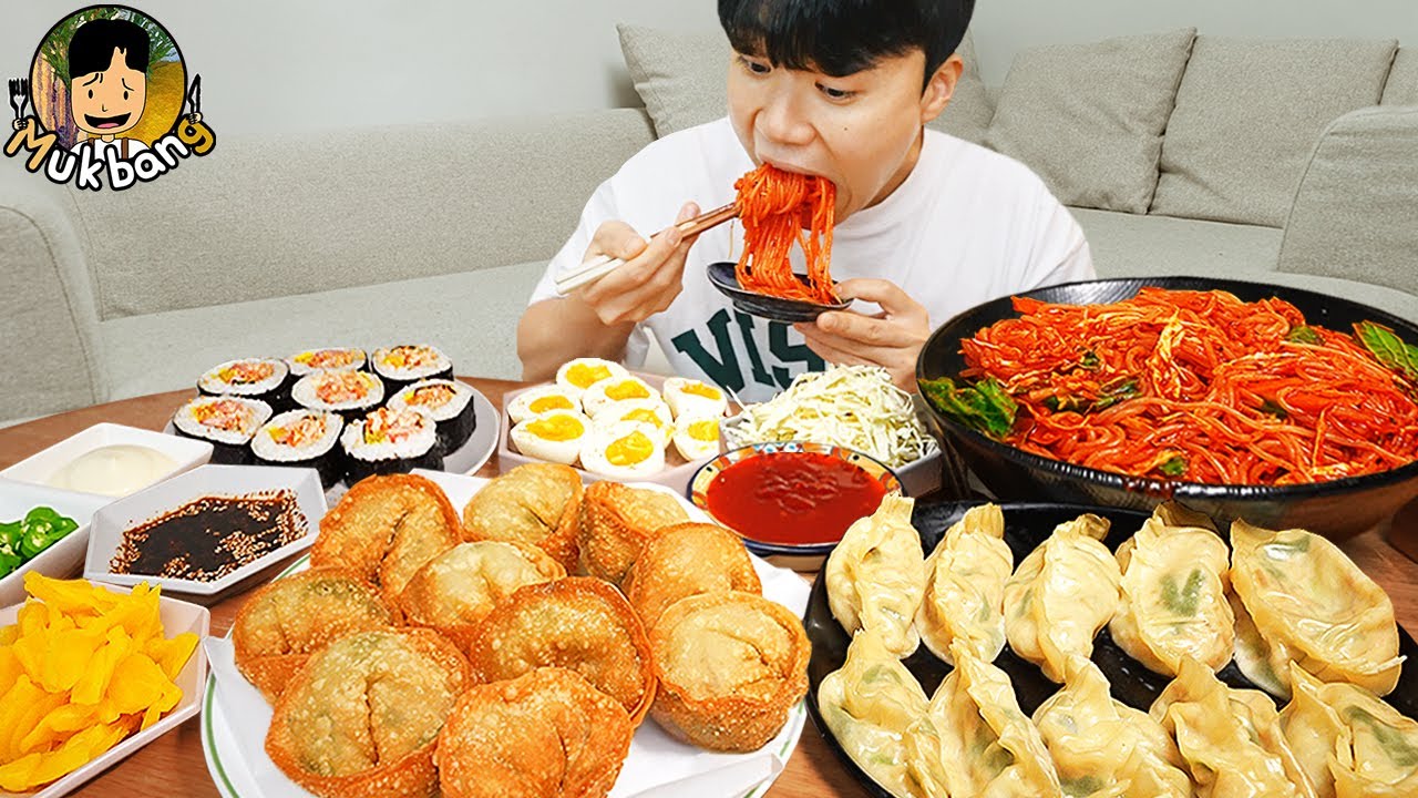 ASMR MUKBANG | острая лапша, кимбап, пельмени, вареное яйцо Корейская уличная еда ест!