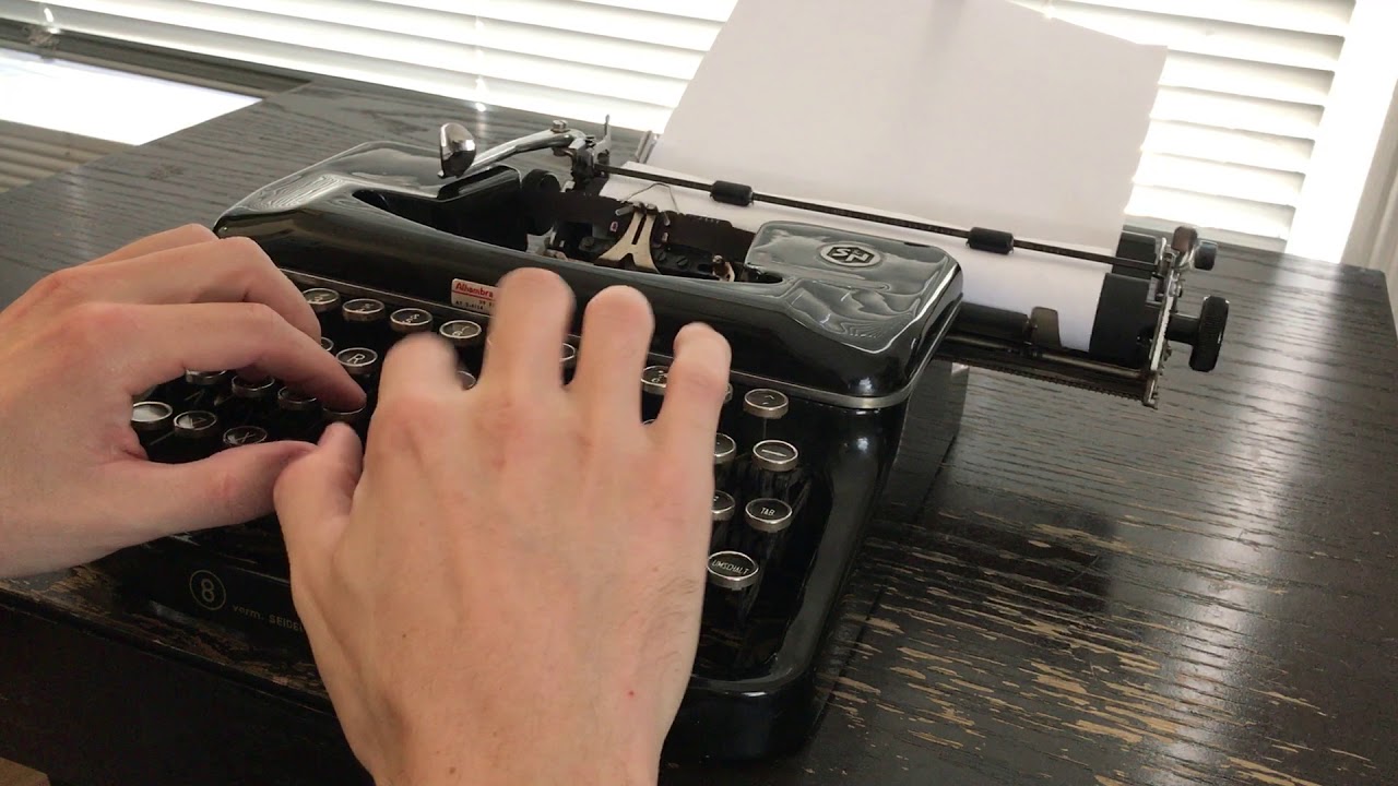 1951 Erika Modell 8 Typewriter QWERTY