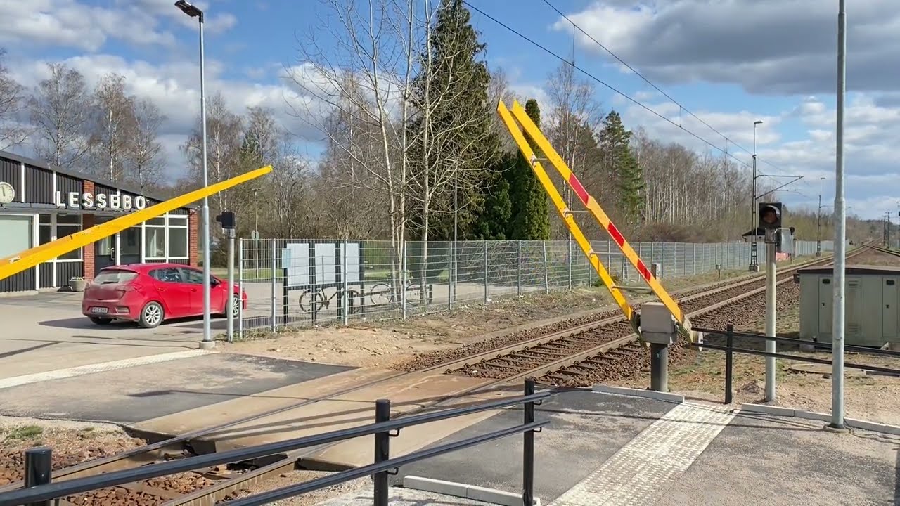 *Gula bommar* Plattformsbommar Lessebo / Swedish platform path level crossing