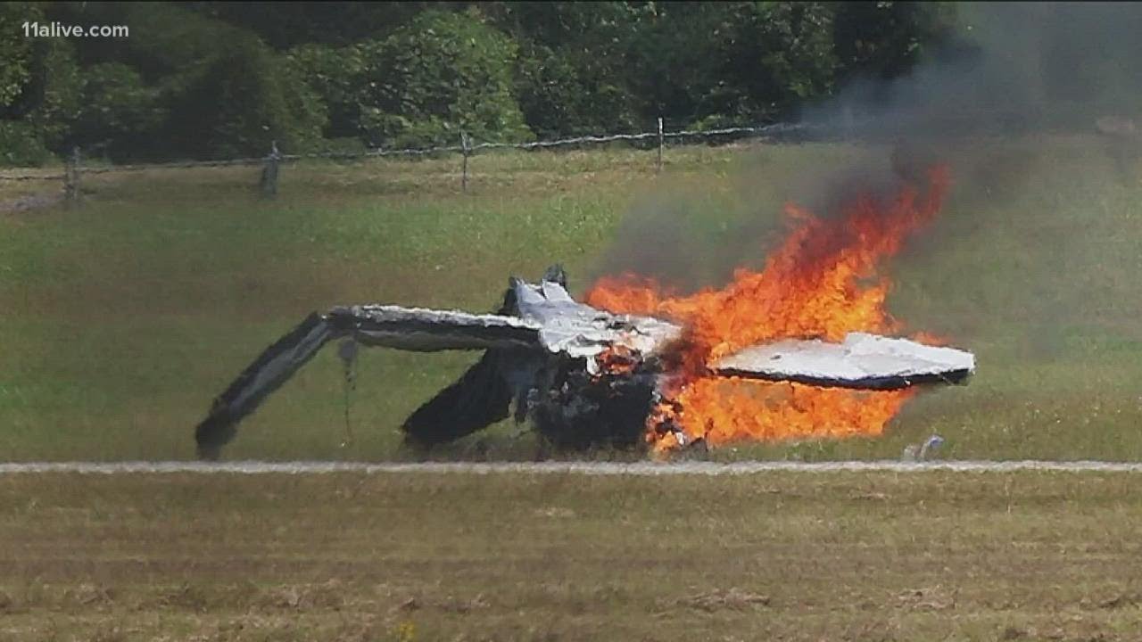 4 killed in plane crash at PDK airport
