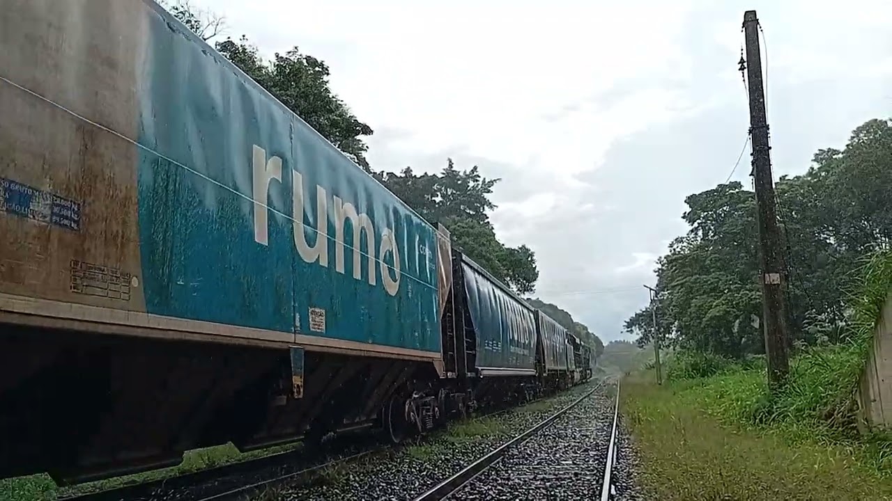 Graneleiro carregado sentido ZRX com 2 locomotivas 1líder AC44I 1comandada ES44ACI 