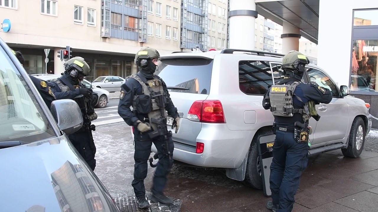 Hotfull man på Triangeln utrymde köpcentrumet