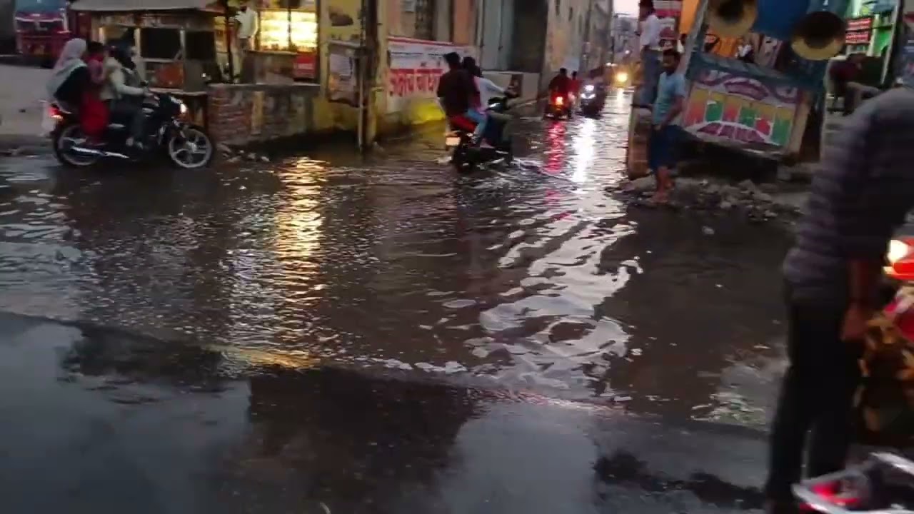 होली किड्स  स्कूल  के रास्ते चरनी बिहार  व अन्य कालोनी  के रास्ते मे नाला रुकने से भरा पानी 