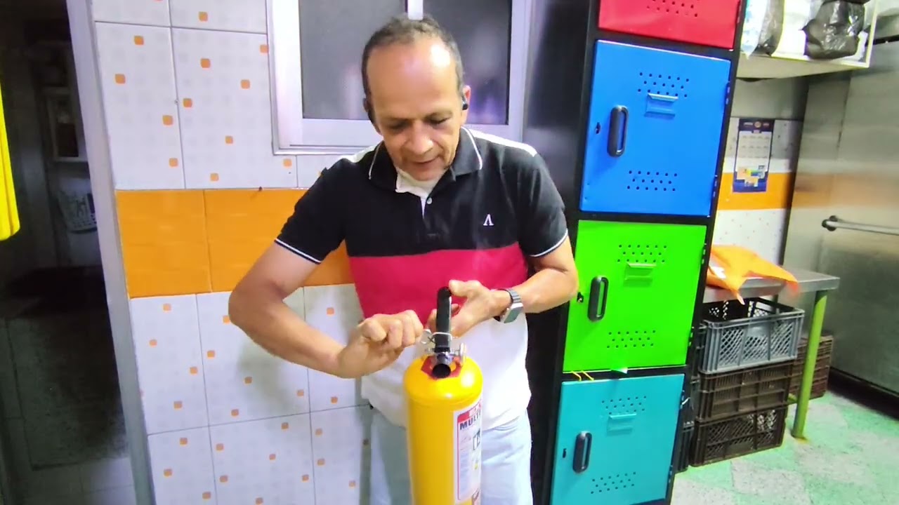Practiquemos el uso del extintor 🧯 y asi evitamos grandes imcendios.