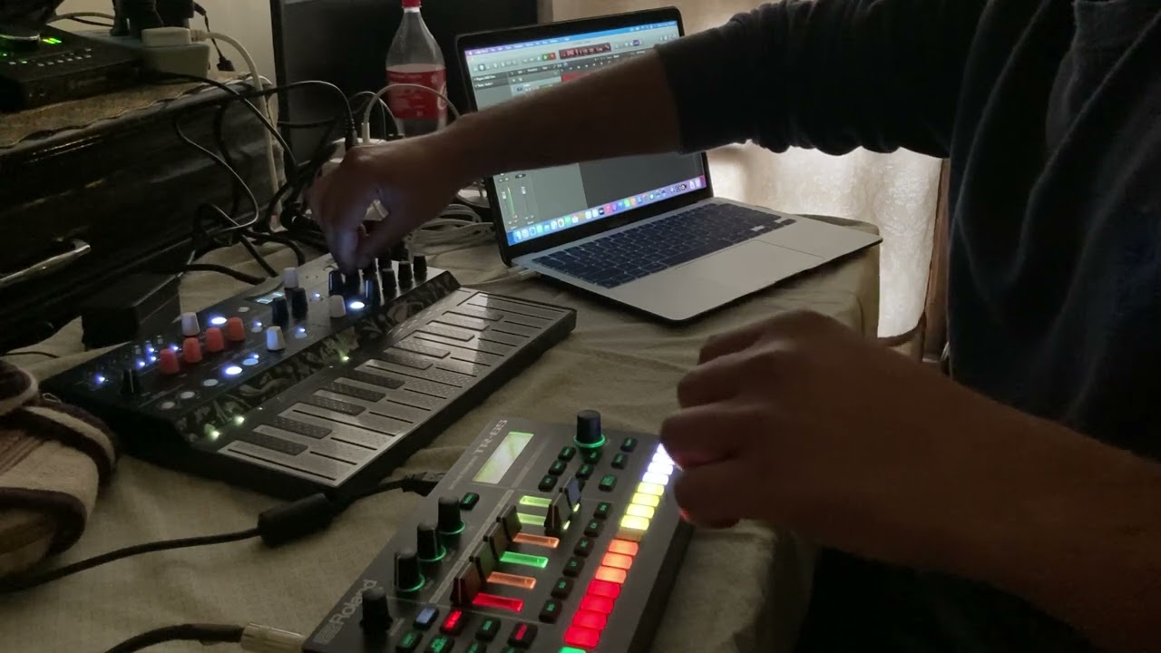 Roland TR6S Arturia Microfreak  | Techno
