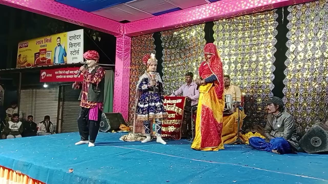 तेजाजी ऋषभ सोलंकी द्वारा हली भैया को रुपया देते हुए गांव गुनावद 