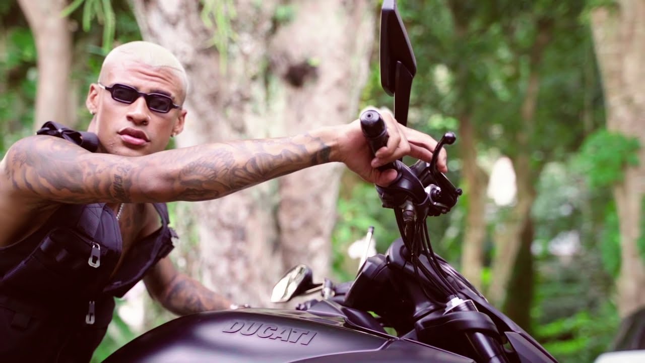 PK Delas, Shok e D-Hit - Moreno Tatuado - Diz pra mim que c&ecirc; n&atilde;o adora um favelado (Clipe Oficial)
