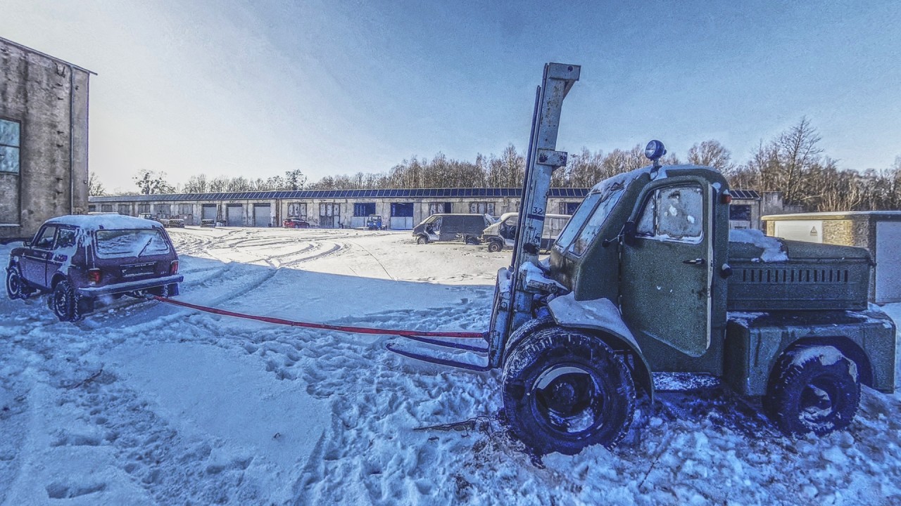Gabelstapler im Schnee festgefahren, Lada versucht raus zu ziehen