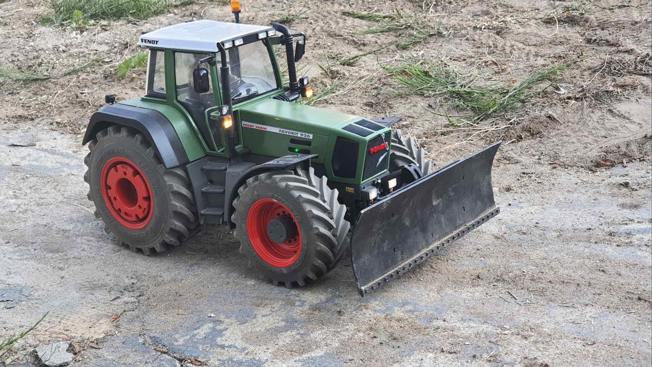 RC Fendt 926 Favorit with blade