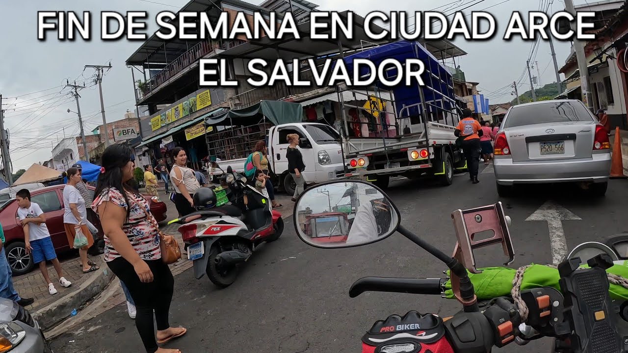Recorriendo Ciudad Arce en motocicleta 