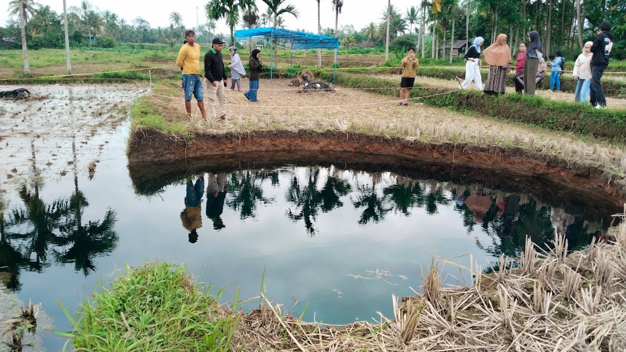 HEBOH, SINKHOLE BIKIN GEMPAR SUMATRA BARAT PASCA GALODO, AIR BEWARNA BIRU JERNIH SEDALAM 10 METER