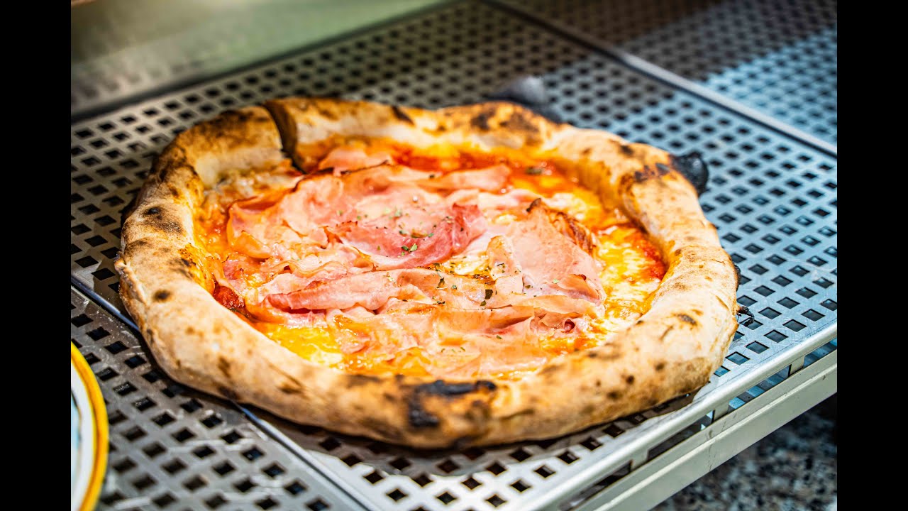 Sonkás pizza sütése a Pelso Pizzeriában Cuppone Giotto kemencében!