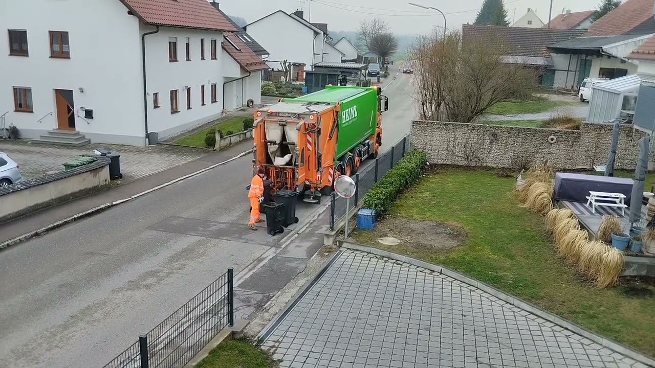 Das ist ja eine Müllabfuhr in Steinkirchen während die Mülltonnen ausgeleer