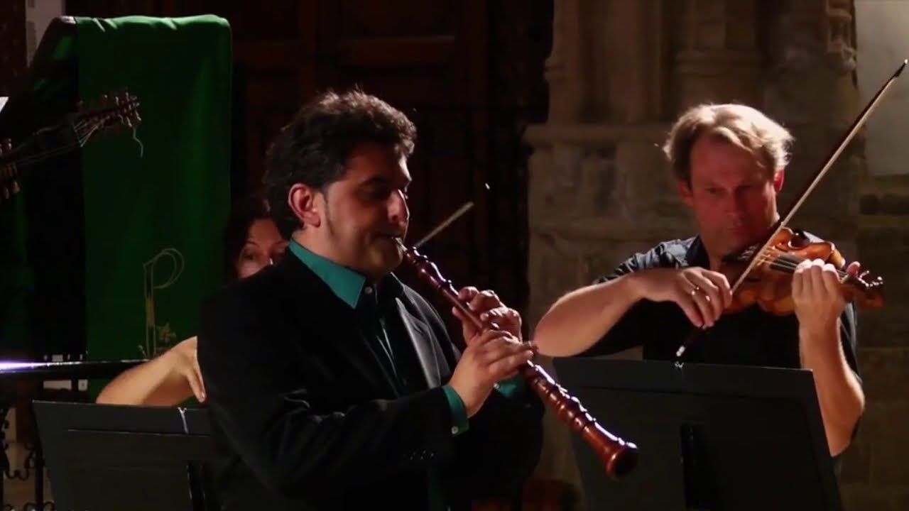Vivaldi. Oboe Concerto a minor RV461 with Baroque Oboe - (Masmano)