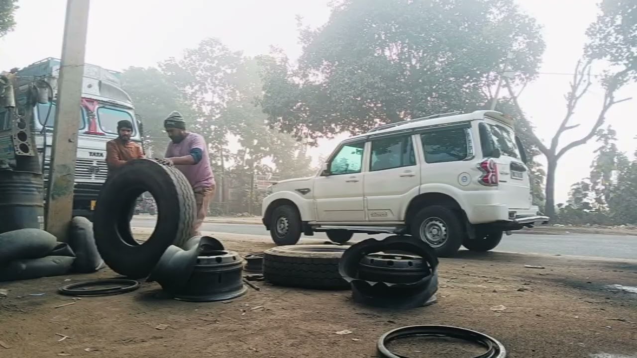 MRF Steel Muscle S1 M4 Plus 295/90 R 20 Second Hand Tyre Ka Tube Changing🫰