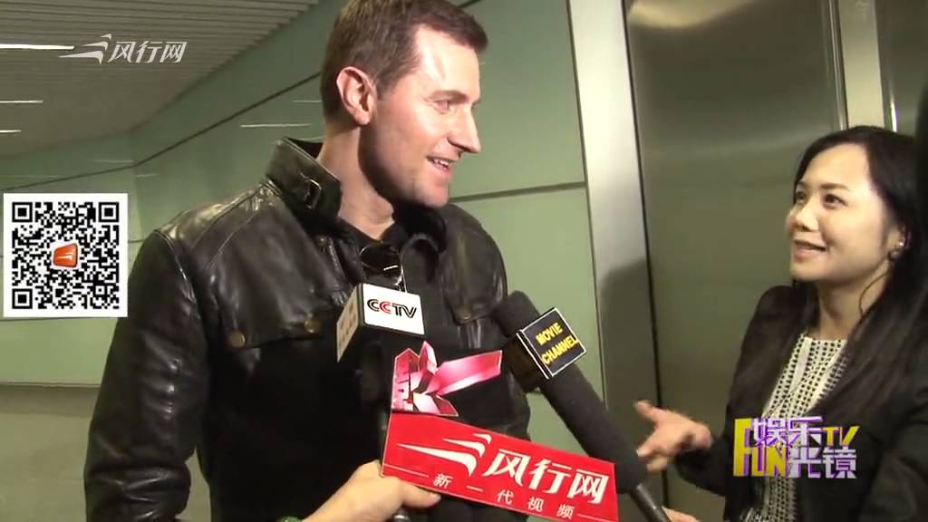 20150118 Richard Armitage at the airport (fun.tv)