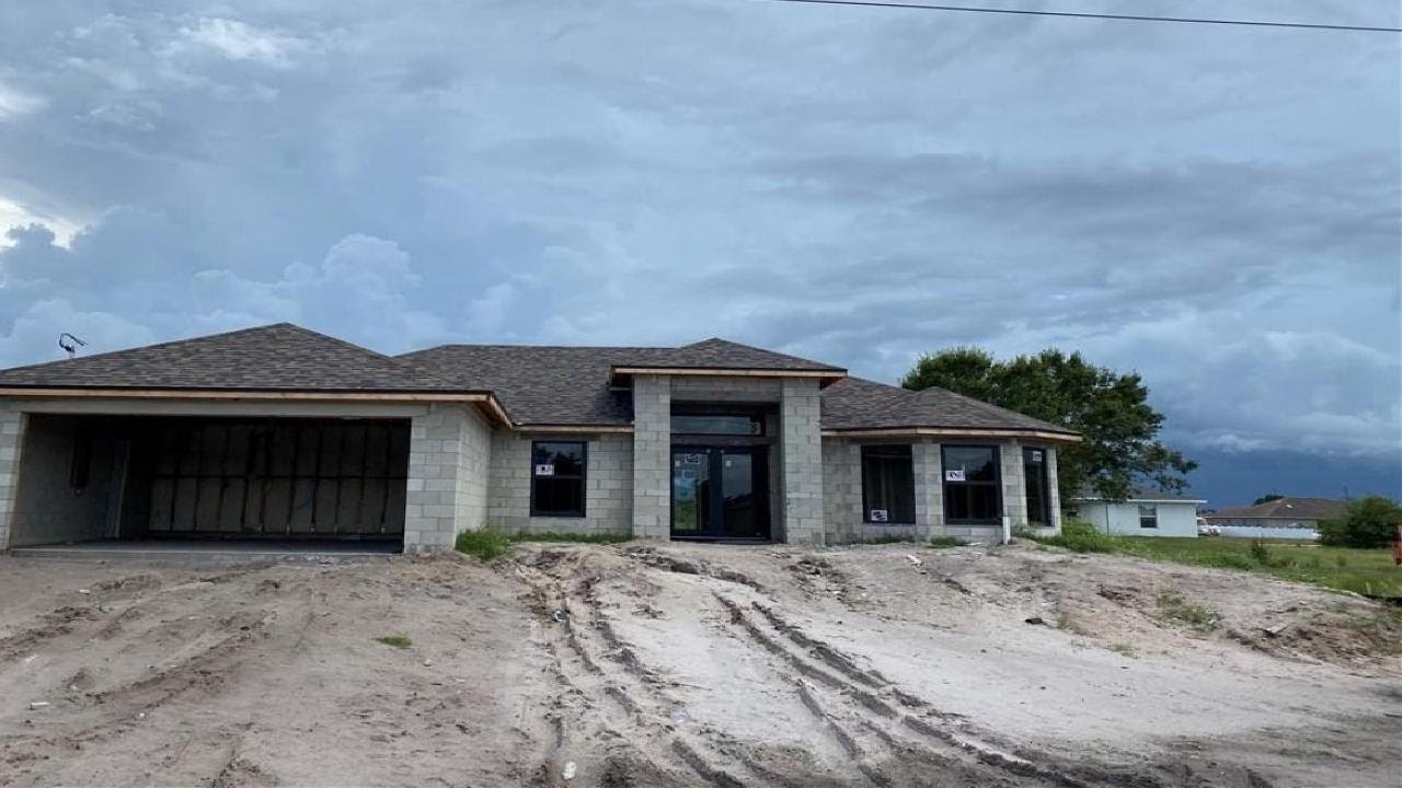 2705 19th ST SW, LEHIGH ACRES, FL Presented by Heisy Cuellar.