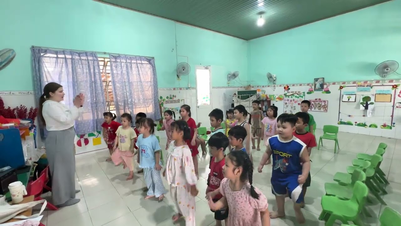 Các bé lớp Lá 1 tại trường mầm non Tân Phước Khánh warm up cùng giáo viên nước ngoài.