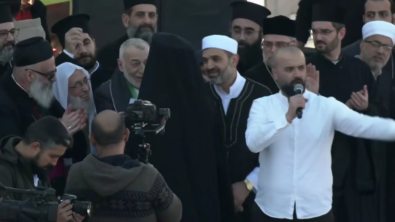 الألاف في مدينة اللاذقية يحتشدون إحتفالا بسقوط الطاغة بشار الأسد