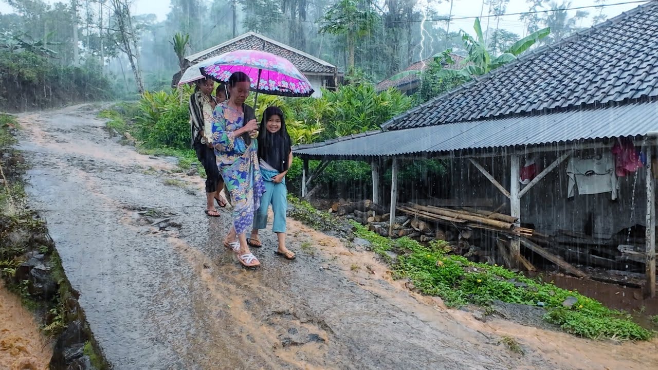 Jalan- jalan di Kampung Atas Bukit, Tiba-tiba Hujan Deras Mengguyur Desa Seram Tapi Bikin Betah