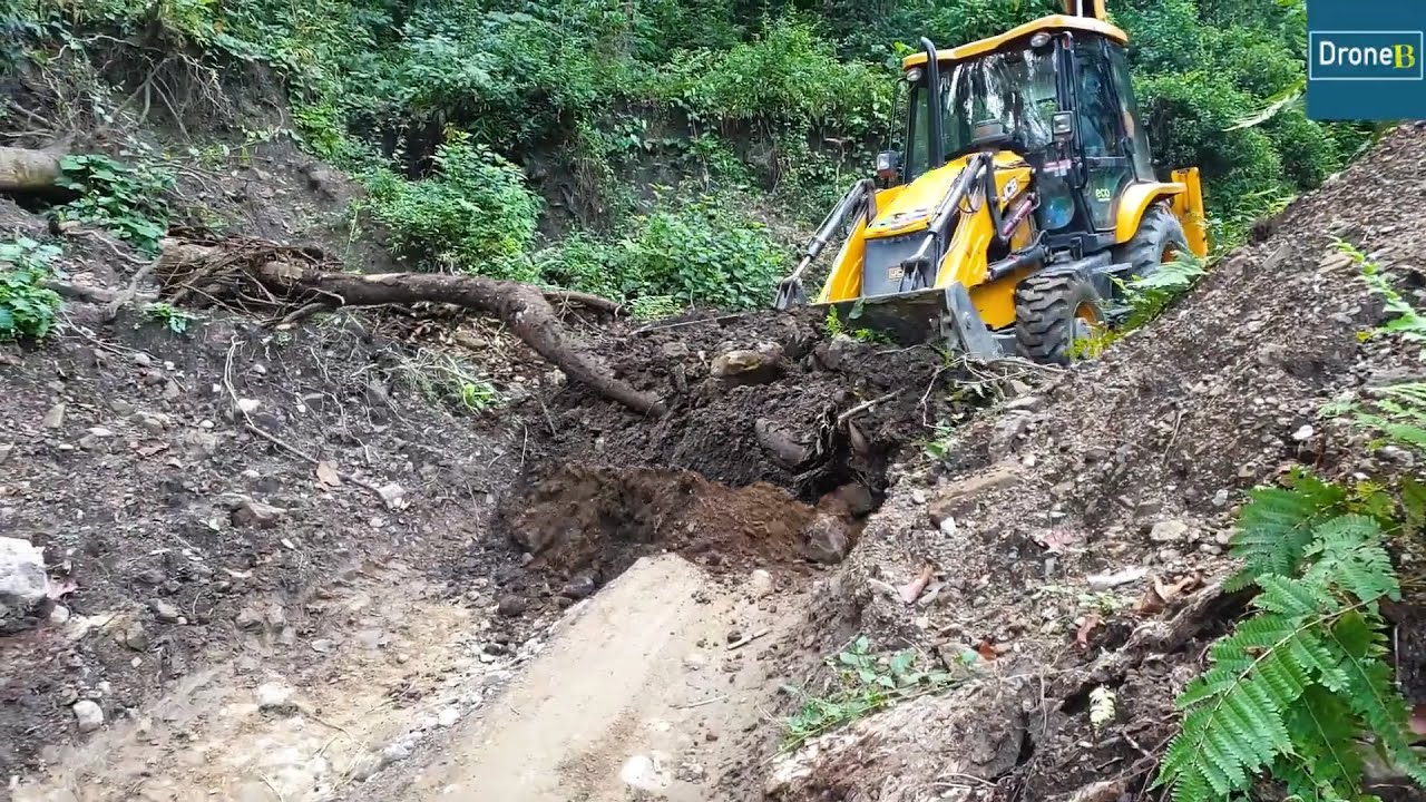 JCB Backhoe Tackles Monsoon Landslides on Mountain Roads!
