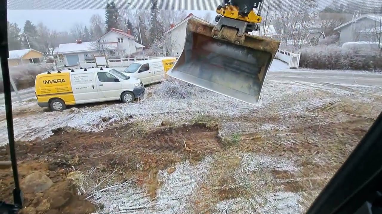 volvo ewr150E + engcon tiltrotator + Trimble earthworks. viemärille ja vesijohdolle monttua auki.