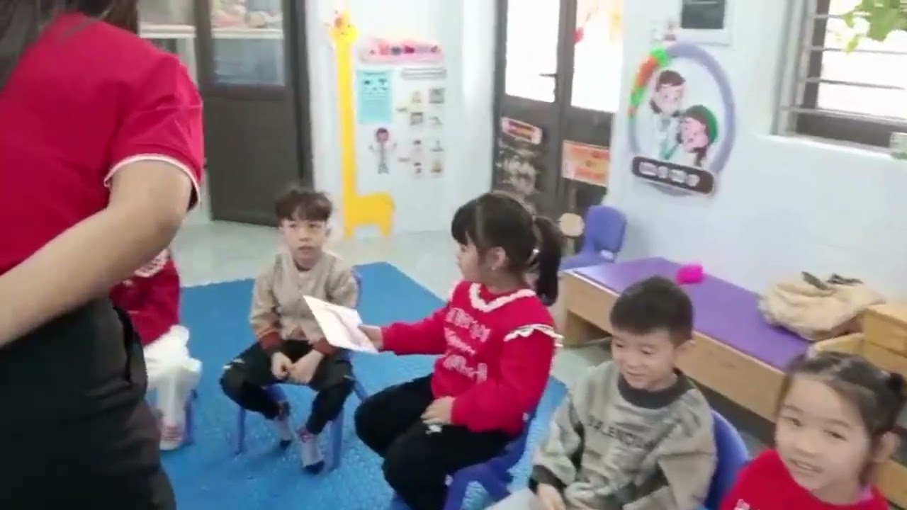 Bé học từ vựng về các con vật