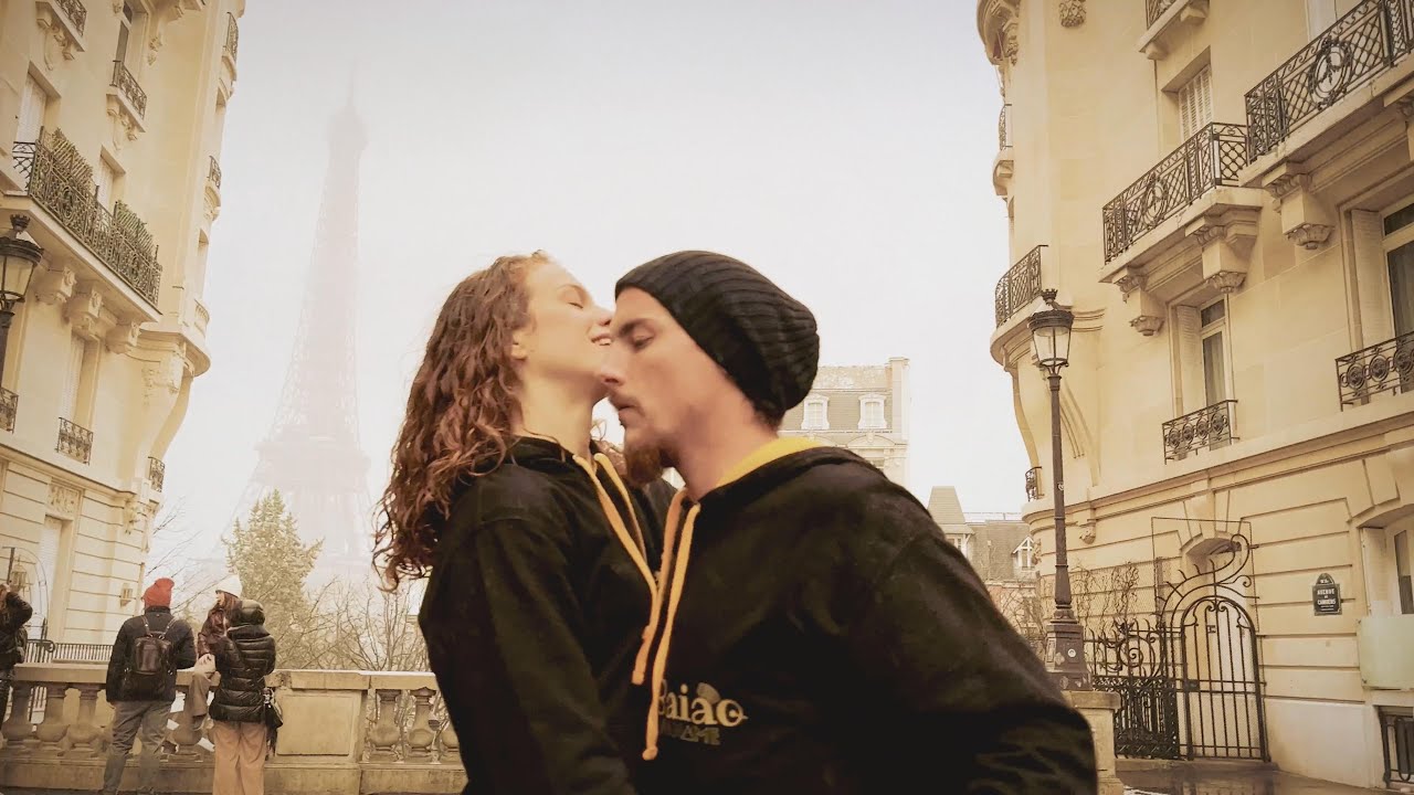 DANCING FORR&Oacute; IN THE STREETS OF PARIS