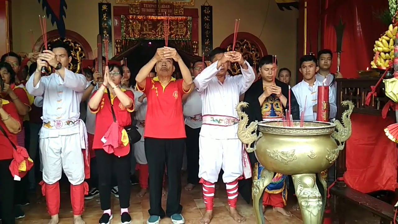 kirab Bwee Gee, kirab para dewa, kirab kudus,