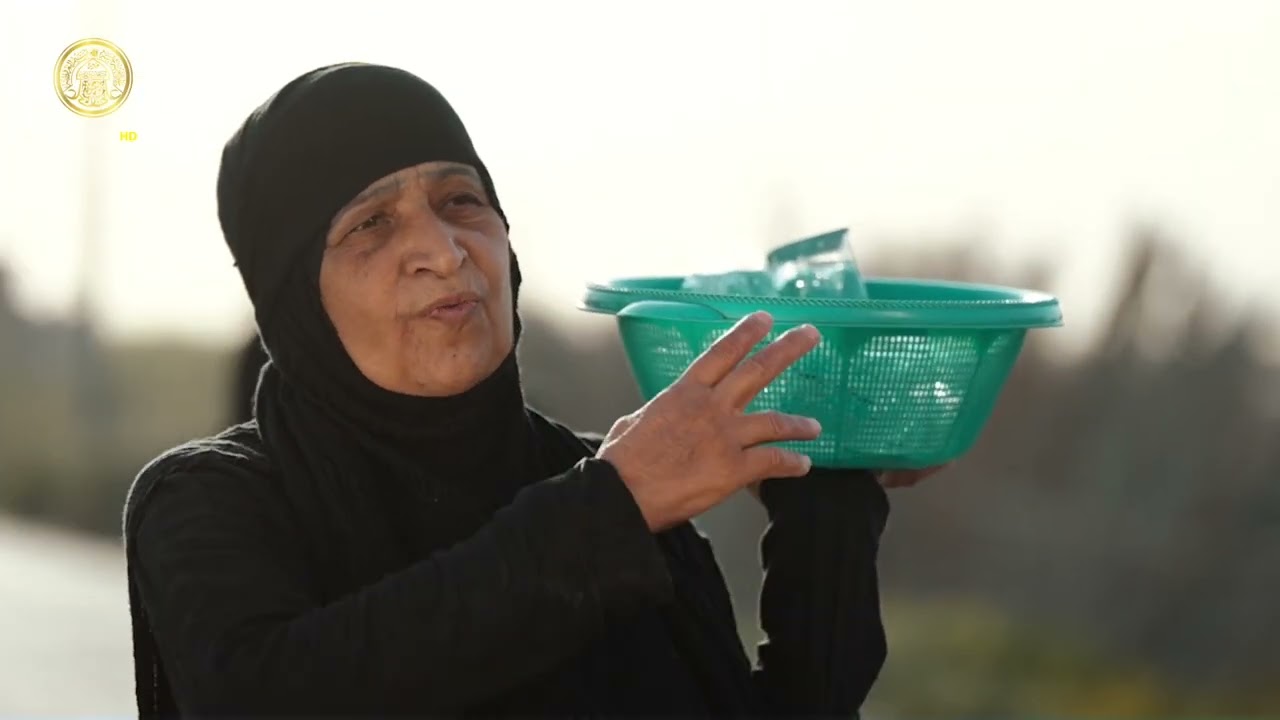 امرأةٌ لا تعرف إلا طريق الحسين (عليه السلام) منارًا تقدّم الخدمة لزوّار الأربعين