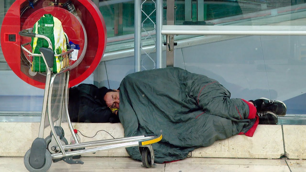 El perfil de las personas sin hogar que duermen en Barajas: el 38% acude a trabajar diariamente