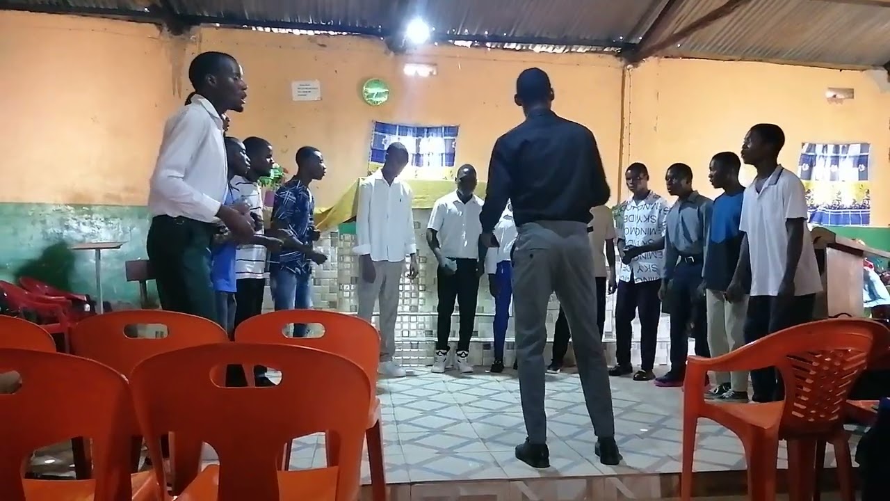 CORAL MWIPELENI na sua apresentação com o cântico SANTIFICAI 