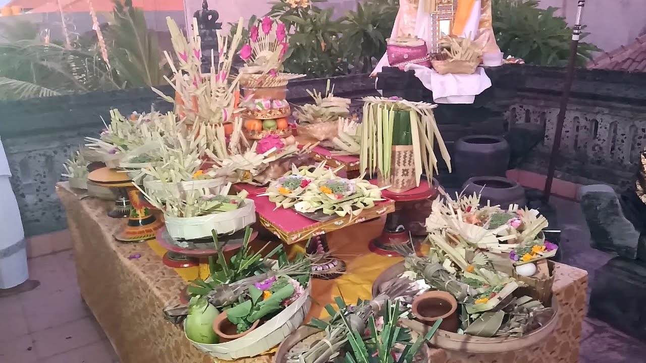 Nganteb Banten Odalan Ayaban Tumpeng 11 + Caru Ayam Brumbun dan Ayam Selem (Part 1)
