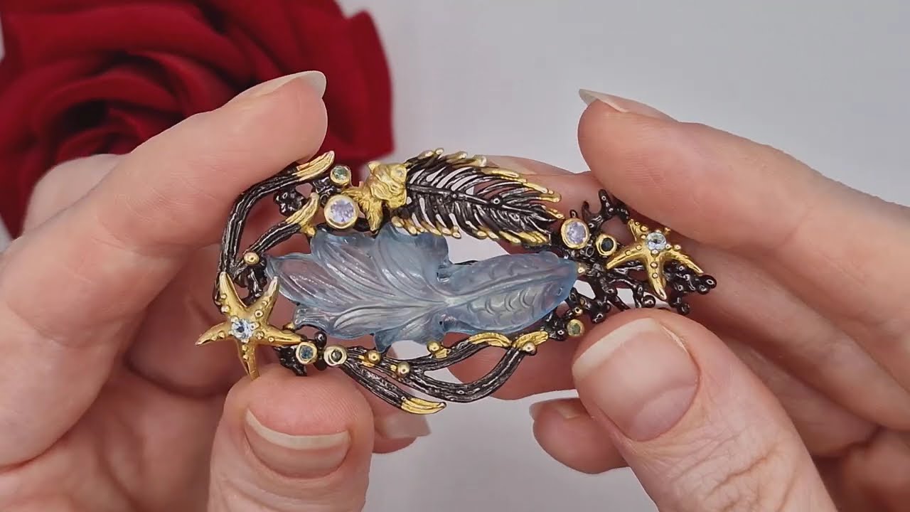 Серебряная брошь Рыбка из резного аквамарина 37 кт + топаз + танзанит + сапфир