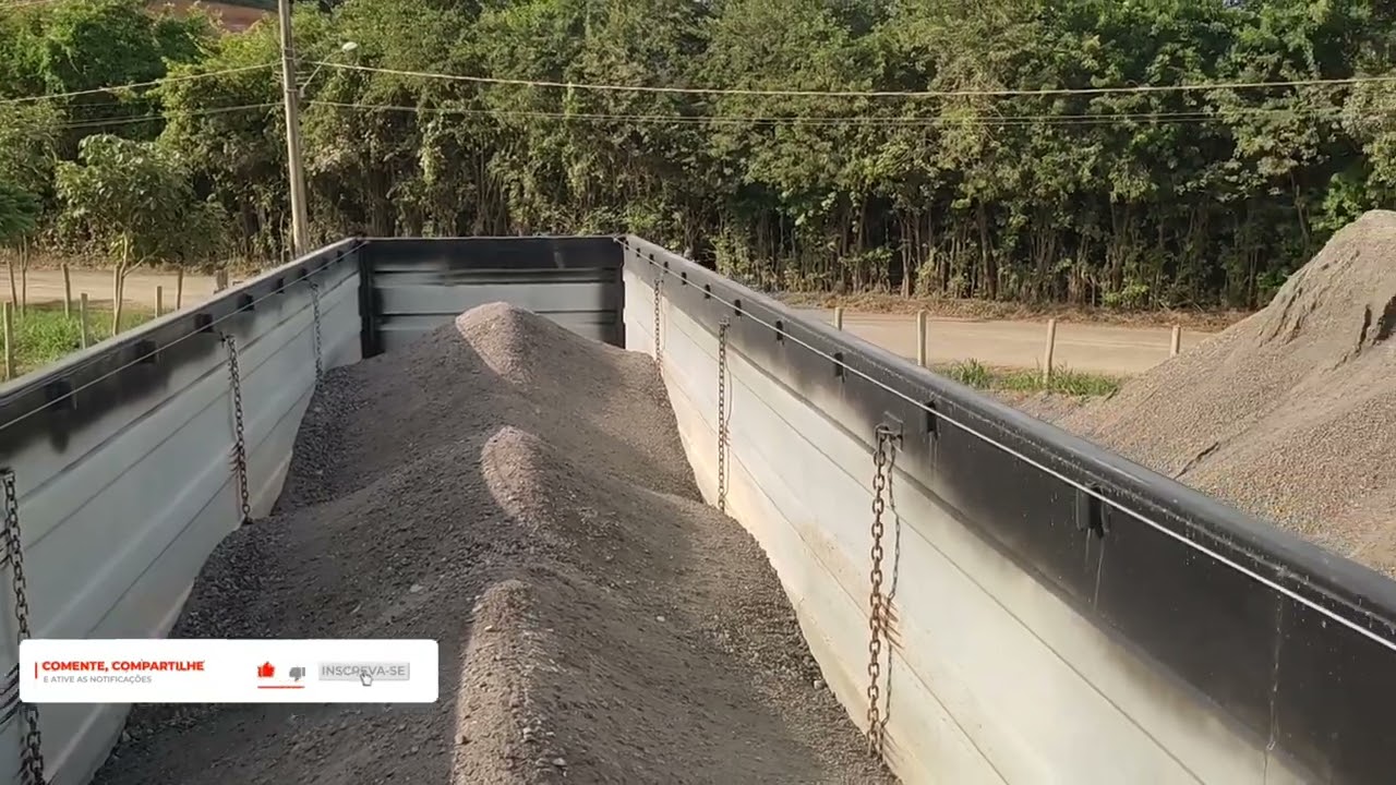 Caminhão caçamba 4 eixo carregado da forma correta,veja a descarga#penaestrada #caminhão #estrada