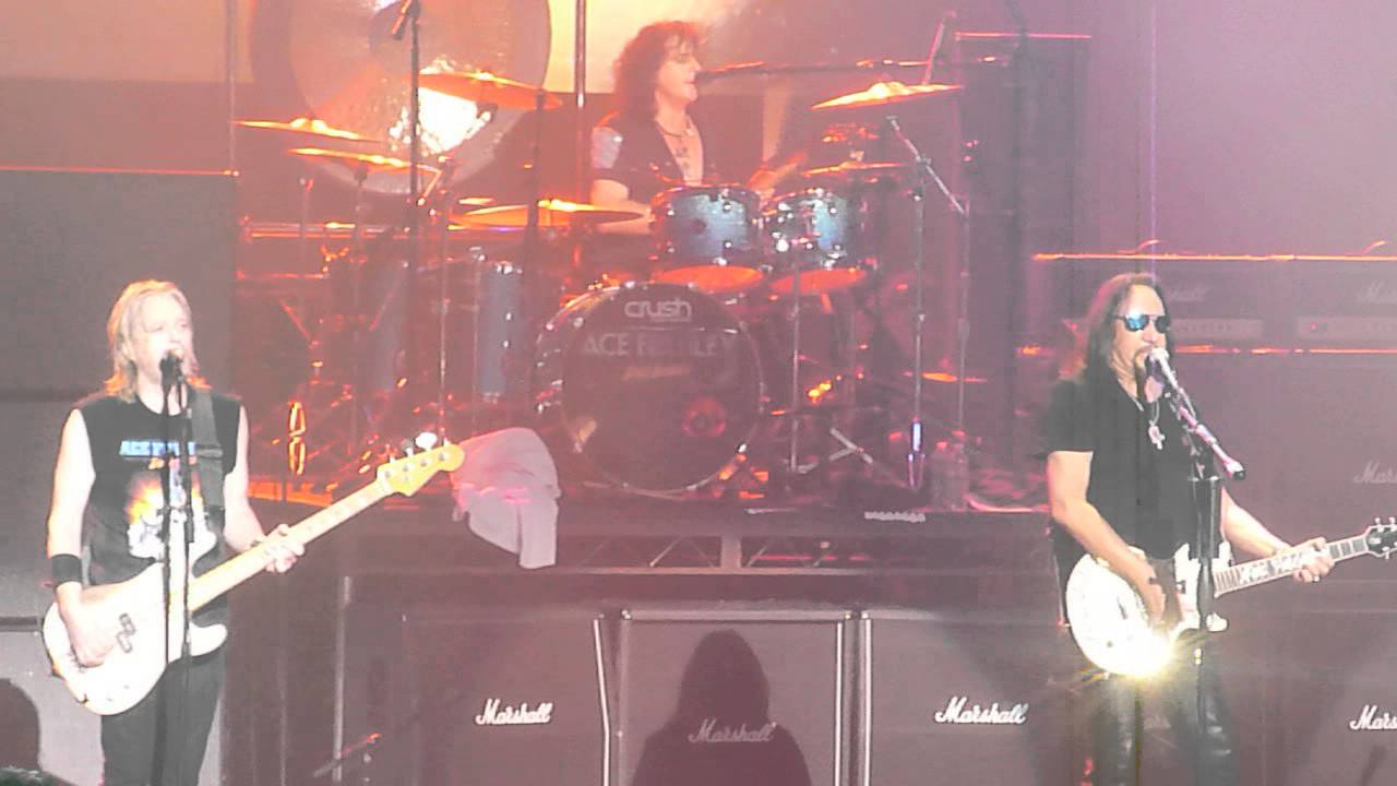 ACE FREHLEY (LIVE) NEW YORK GROOVE from NEW BRUNSWICK NJ OPENING NIGHT 11/13/14