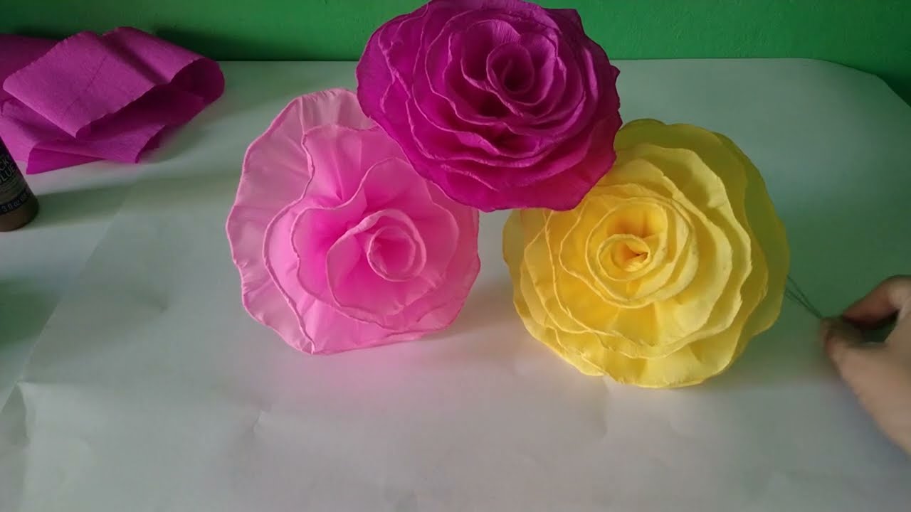 cómo hacer flores de papel crepé técnica de gusanito