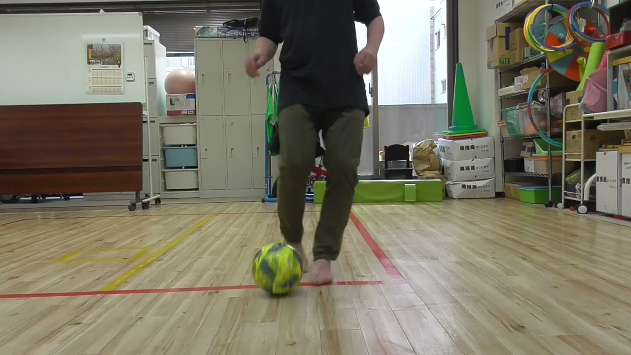 （チームトリハー）サッカー×療育　足の裏でボールを後ろに転がして止める練習　トリプル・ハートhttps://www.triple-heart.jp