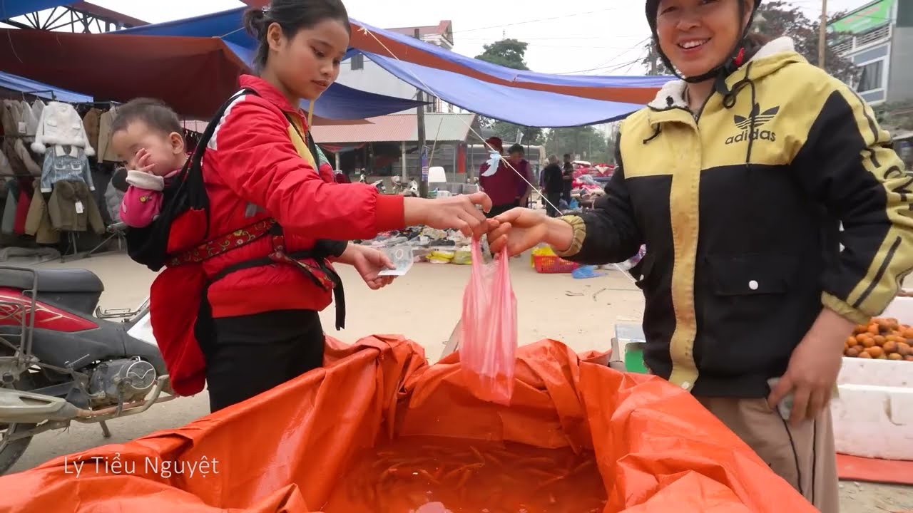 This Mom’s Simple Life of Catching Field Fish and Selling Them to Survive