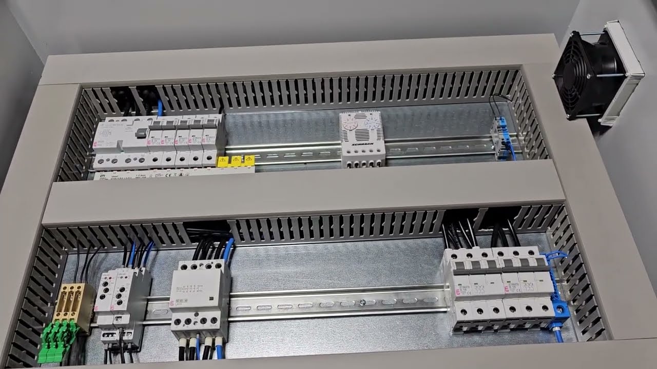Tablou electric de distributie ETI cu protectie la supratensiune IP 66,montat afara.