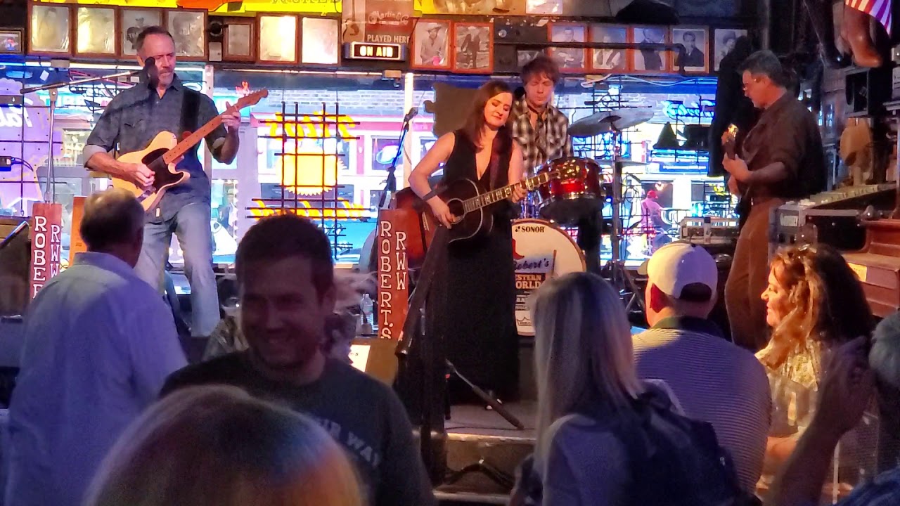 Rachael Hester and her Tennessee Walkers - Robert's Western World