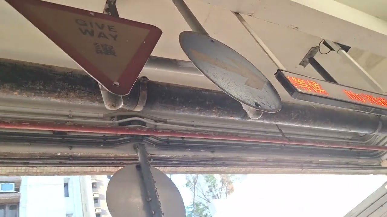 荃灣綠楊新邨停車場讓路右轉不准駛入